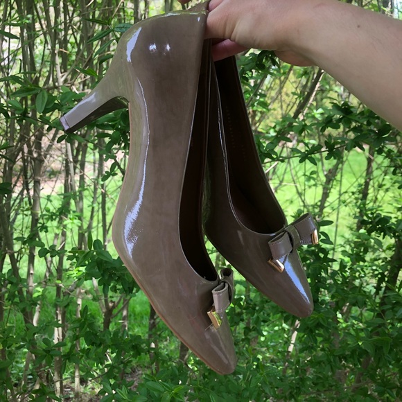 Gorgeous Genuine Leather Cappuccino Pumps with Bow and Gold Accents - Picture 2 of 5